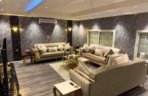 Al Ulaya Apartment | شقة فاخرة صالة كبيرة وغرفتين نوم وسطح وثلاث حمامات