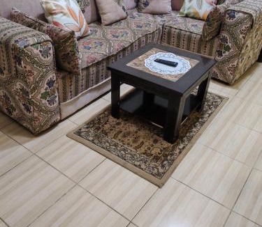 Ar Rayis Apartment | شقة مريحة وهادئه غرفتين وصالة شخصين مع أطفال الرايس
