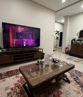 Al Kura Apartment | شقه فاخره بأثاث مريح غرفة نوم وصاله