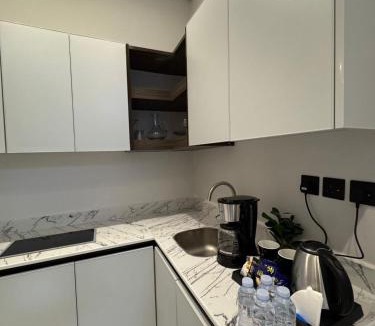 Sakaka Apartment | غرفة ببانيو مع صالة 9 من أرام ريزدنس by ARAM Residence