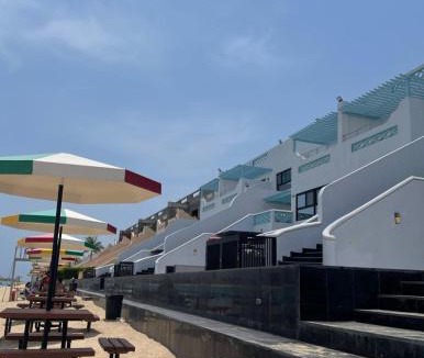 Durrat Al-Arous Apartment | غرفة صالة بلكونة على الشاطئ - عوائل