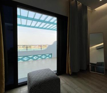 Durrat Al-Arous Apartment | غرفة صالة بلكونة على الشاطئ - عوائل