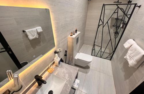 Al Kura Apartment | غرفة وجلسة خارجية بوصول ذاتي