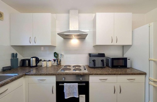 Tilehurst Apartment | 2bed spacious flat with free parking