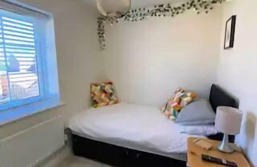 Peterborough House | 3 bedroom house - Hampton Water