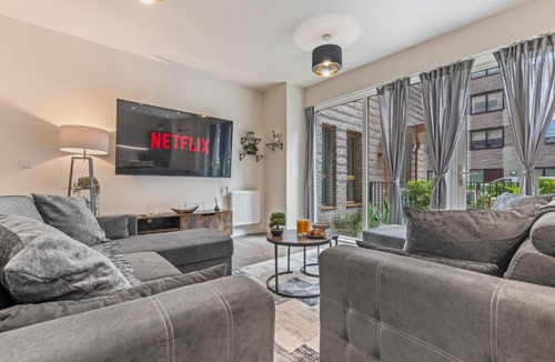Marlborough Apartment | 3 Bed Duplex, Pool Table, 4 Stops to Wembley