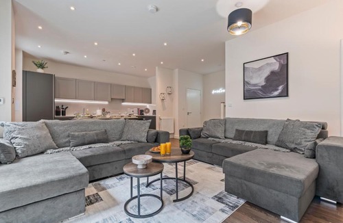 Marlborough Apartment | 3 Bed Duplex, Pool Table, 4 Stops to Wembley