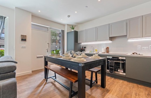 Marlborough Apartment | 3 Bed Duplex, Pool Table, 4 Stops to Wembley