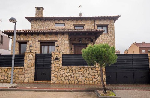 La Lastrilla House | 520 m² House ∙ 5 bedrooms ∙ 10 guests