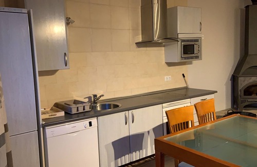 Adradas House | AGRADABLE CASA CON CHIMENEA Y PATIO PRIVADO.