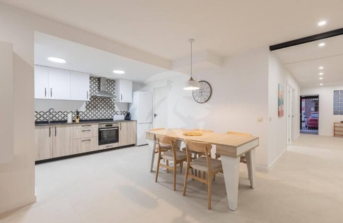 Valencia City Centre Apartment | Apartamento 5 Pax, 2 Rooms, 2 Baths, AC, Wifi, Patio