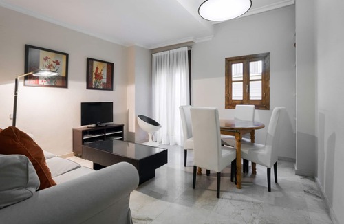 La Florida Apartment | Apartamento en el Centro Histórico de Sevilla. Wifi y Parking Gratis. [cc2]