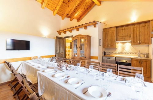 Fresnedillas de la Oliva Apartment | Apartment 'Casa Baja' with Shared Pool, Private Terrace and Wi-Fi
