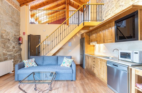 Fresnedillas de la Oliva Apartment | Apartment 'Casa De Piedra' with Shared Pool, Private Terrace and Wi-Fi