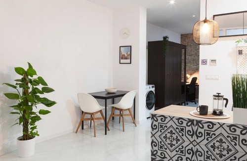 Mestalla Apartment | Artistic Digital Retreat-Great Location Near Metro