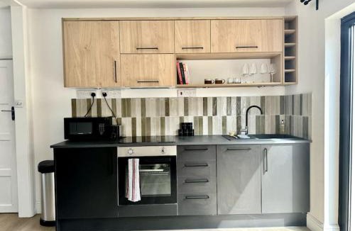 Birchington Apartment | Beachside Studio With Courtyard