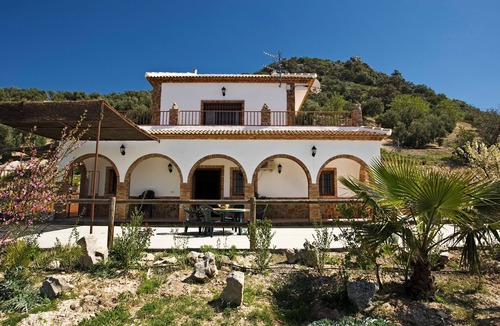 Iznajar House | Beautiful Lake Views House with Lovely Paved Garden