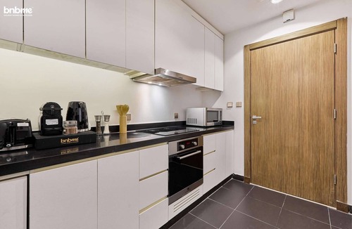 Al Olaya District Apartment | bnbme | Luxury Damac Apt near Kingdom Tower | Pool & Gym