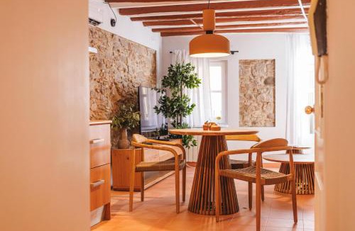Barri Vell Apartment | Bravissimo Calderers El Cavall, in the Old Town