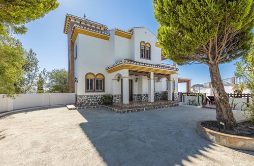 Torrox Villa | Breathtaking views, big swimming pool, Balinese bed, Jacuzzi, Gym . a dream.