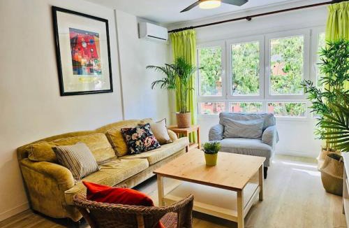 Capuchinos Apartment | Céntrico piso con 2 camas de matrimonio y parking