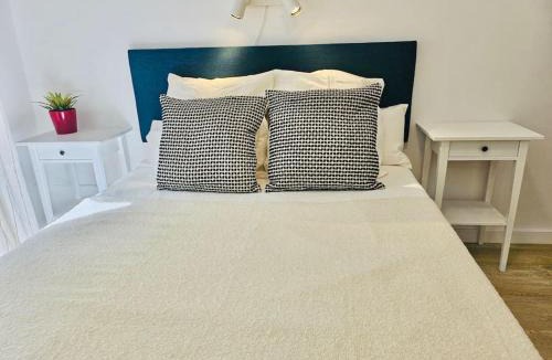 Capuchinos Apartment | Céntrico piso con 2 camas de matrimonio y parking