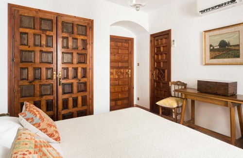 Santa Cruz House | Casa Elvira, house with swimming pool and gardens close to the Cathedral and Alcazar Palace
