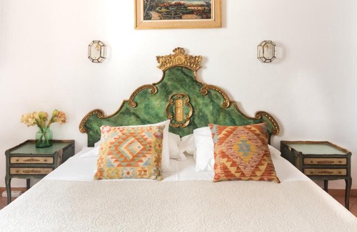 Santa Cruz House | Casa Elvira, house with swimming pool and gardens close to the Cathedral and Alcazar Palace