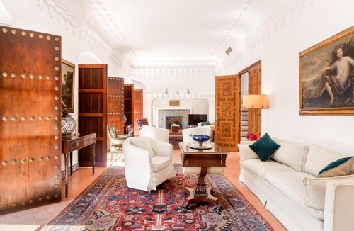 Santa Cruz House | Casa Elvira, house with swimming pool and gardens close to the Cathedral and Alcazar Palace
