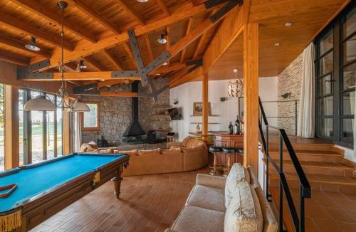 Cabrils Villa | Castillo Meng