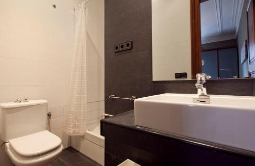 Esquerra de l'Eixample Apartment | Catalunya Executive 3 bedrooms, 3 bathrooms AC wifi