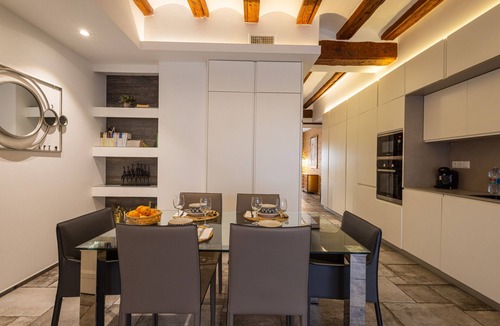 La Seu Apartment | CENTER-MODERN 1BR, 2BA-TERRACE, WI-FI, A/C