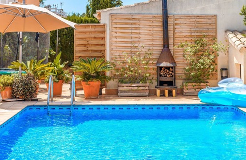 Badia Blava House | Charming Home with Pool, Generous Terrace, Garden and Wi-Fi