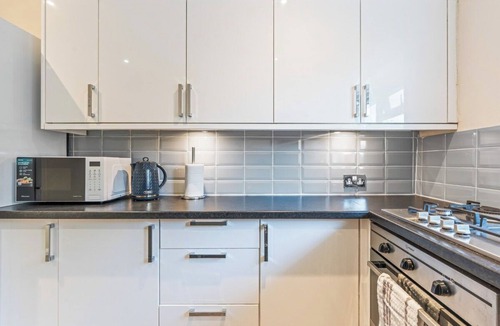 Thames Ditton House | Charming Thames Ditton Apt- Sleeps 6- Free Parking
