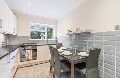 Thames Ditton House | Charming Thames Ditton Apt- Sleeps 6- Free Parking