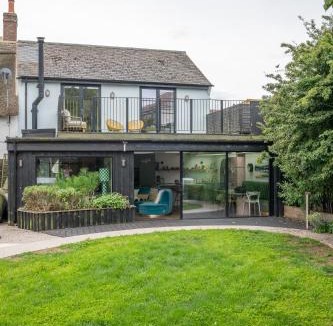 Malborough House | Chic Devon Designer Oasis with hot tub