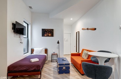 River West Hotel | Chicago Second Floor Studio by 747 Lofts