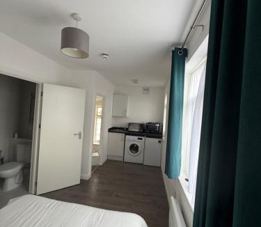 Chadwell House | Comfy Studio Flat
