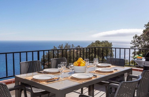 Salionc Apartment | Cosy apartment for 6 people with WIFI, TV, terrace and parking