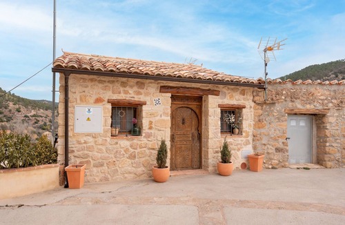 Olba House | Country House 'El Kubo' with Mountain View, Wi-Fi and Air Conditioning