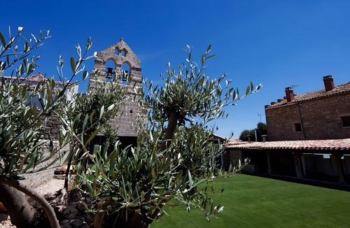 Vizmalo House | Country House 'La Casa Vieja De Vizmalo' with Mountain View, Private Terrace and Wi-Fi