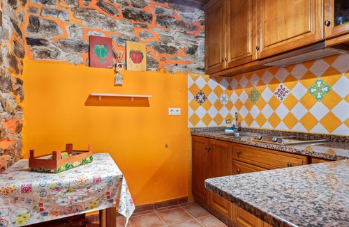 Vilaframil House | Country House 'Loureiro' with Mountain Views, Shared Terrace and Wi-Fi