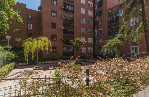 Moncloa-Aravaca House | Cozy and Stylish Room with Natural Light and Vibrant Decor