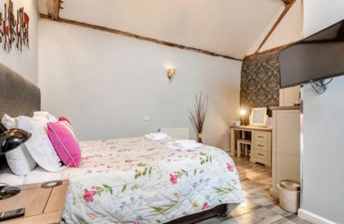 Bishops Castle Hotel | Curly Tail Accommodation