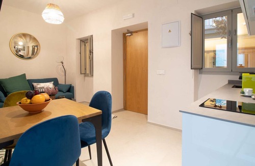 Alameda Apartment | Deluxe Apartment with Outside Patio View