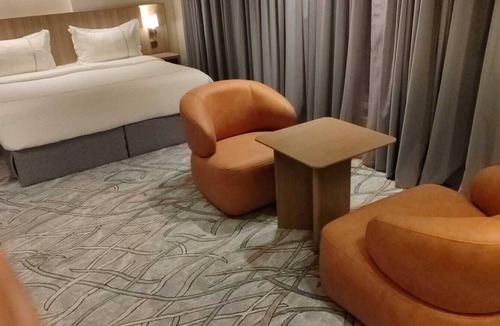 Mecca Hotel | Deluxe Room - King Bed or Twin - 001