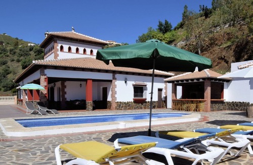 Sayalonga Villa | Family Villa with Garden