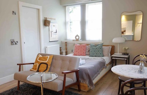 Merchiston Apartment | Fully licensed studio in peaceful neighbourhood