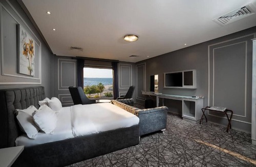 Al Hamra Hotel | Golden Garden Al Corniche Hotel