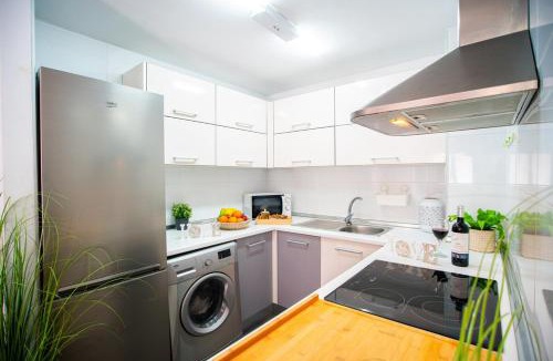 Carretera de Cadiz Apartment | High-End Corner Stay with FREE Parking - Malaga